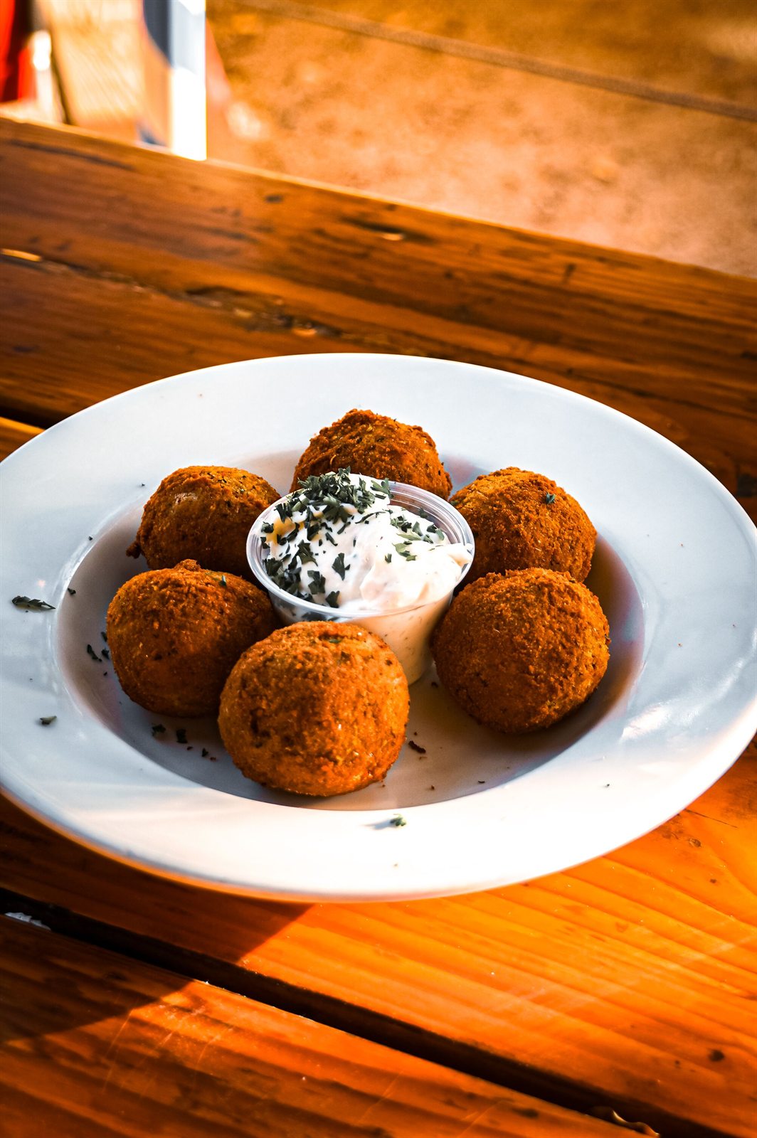 Bolinhos de arroz dourados com molho cremoso