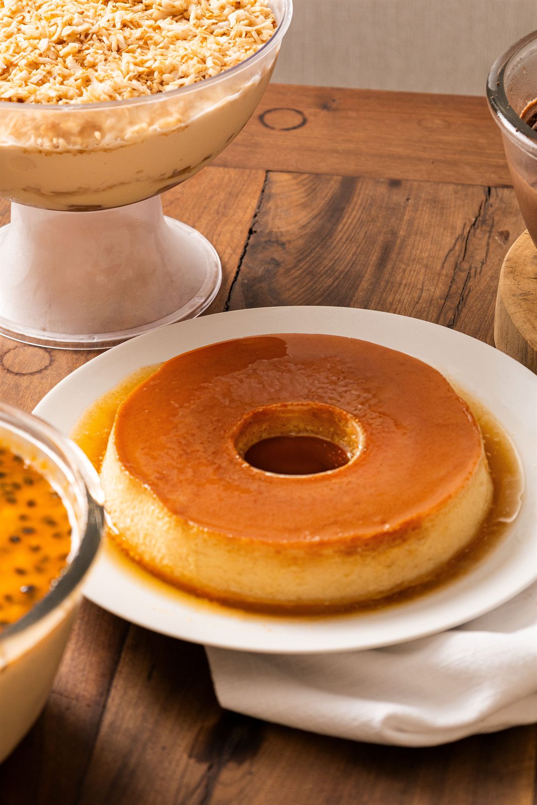 Pudim de leite com calda de caramelo