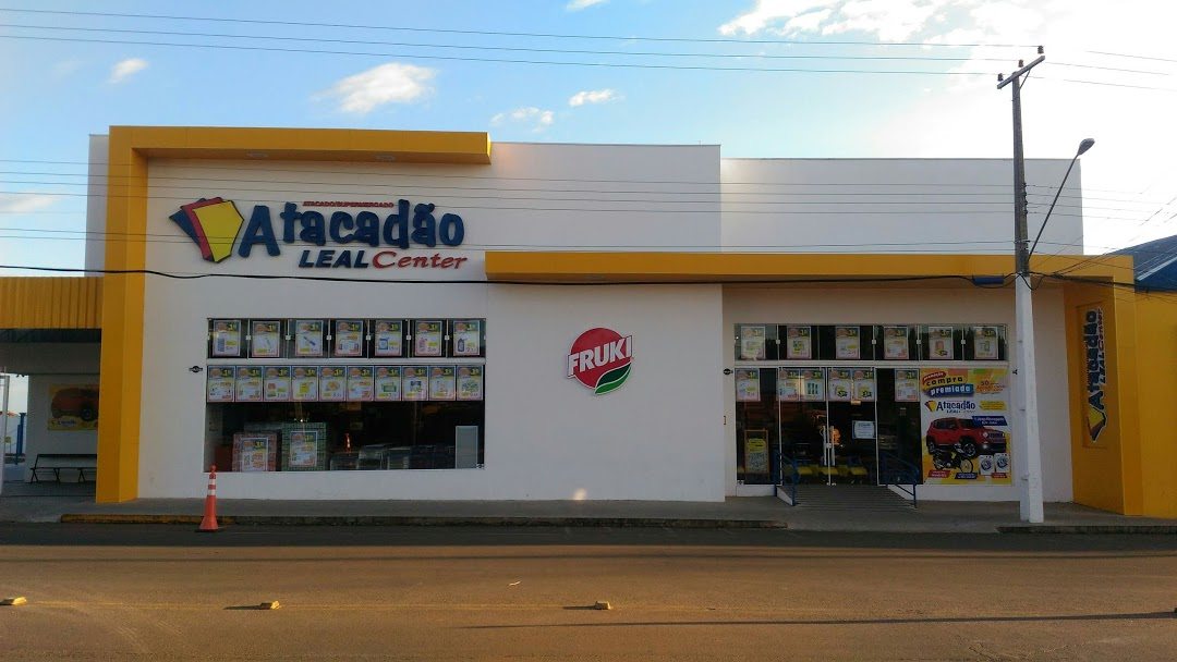 Fachada completa do Atacadão Center