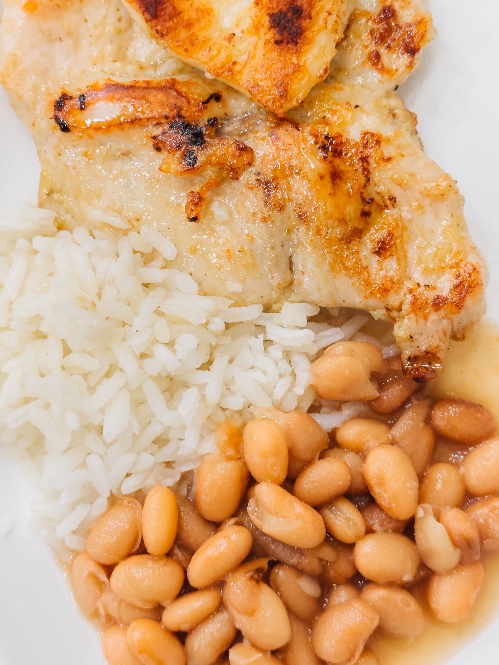 Frango grelhado servido com arroz e feijão