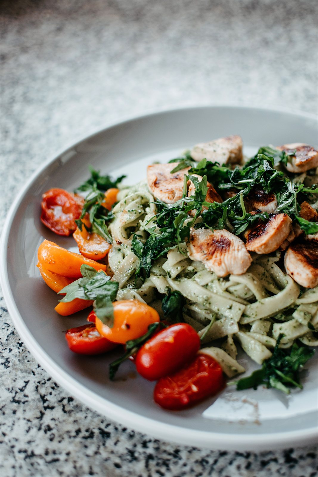 Macarrão com frango, tomates-cereja e ervas